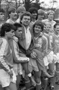 Selectie Nederlands elftal in Zeist spelers met Andre Hazes, Bestanddeelnr 934-2138