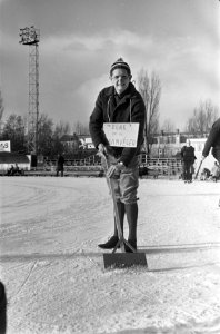 Schaatswedstrijden Nederland Comedie op Jaap Eden baan . Als baanveger fungeerde, Bestanddeelnr 920-9726