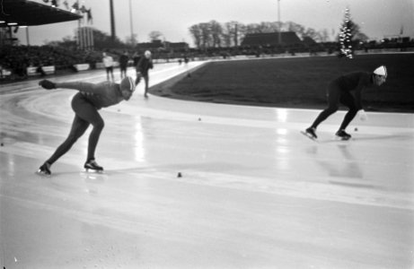 Schaatswedstrijden in ijsstadion Thialf Heerenveen Ard Schenk (links) tijdens zi, Bestanddeelnr 921-9633