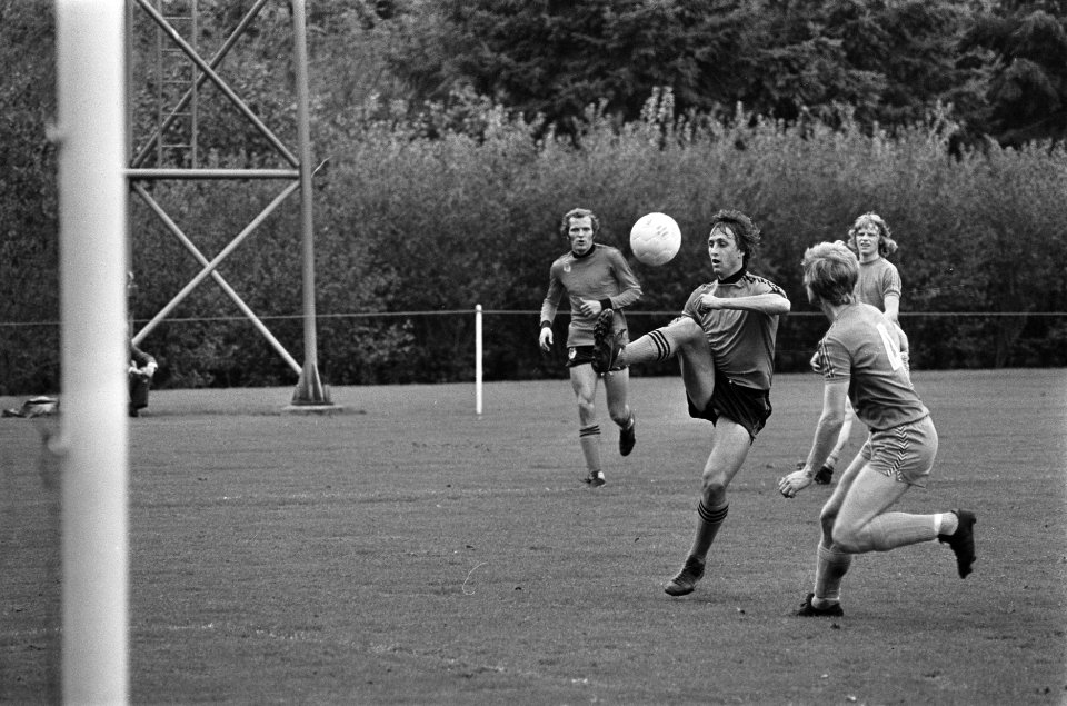 Selectie Nederlands elftal in Zeist bijeen Johan Cruijff in aktie, Bestanddeelnr 928-8241