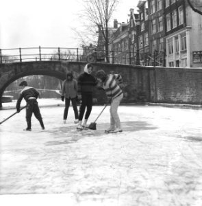 Schaatsen op de Amsterdamse grachten., Bestanddeelnr 918-6814