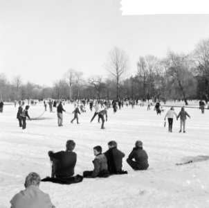 Schaatsen op de grote vijver in het Vondelpark, Bestanddeelnr 917-2759