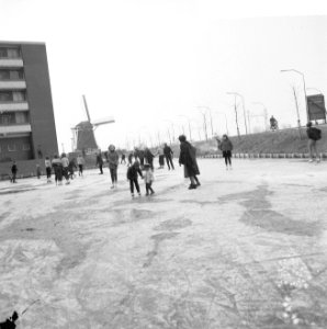 Schaatsen op de sloot langs de Haarlemmerweg, Bestanddeelnr 917-5084