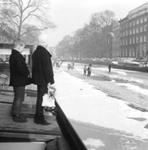 Schaatsen op de grachten, hier op de Keizersgracht, Bestanddeelnr 918-6935