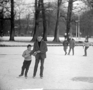 Schaatsen op de grote vijver in het Vondelpark, Bestanddeelnr 917-2757