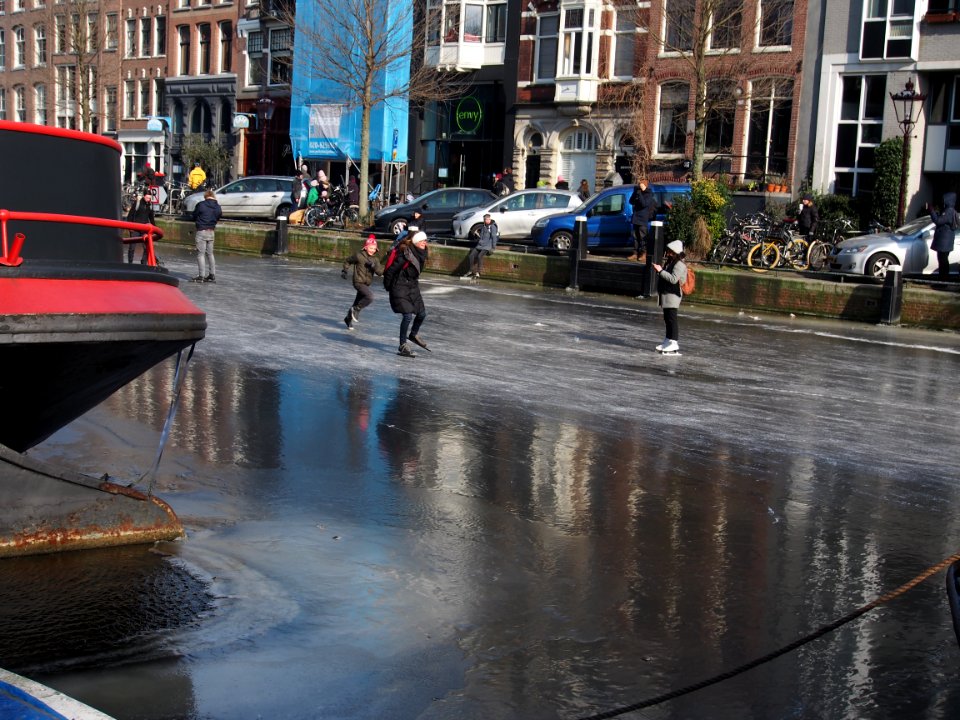 Schaatsen op de Prinsengracht in Amsterdam foto 2