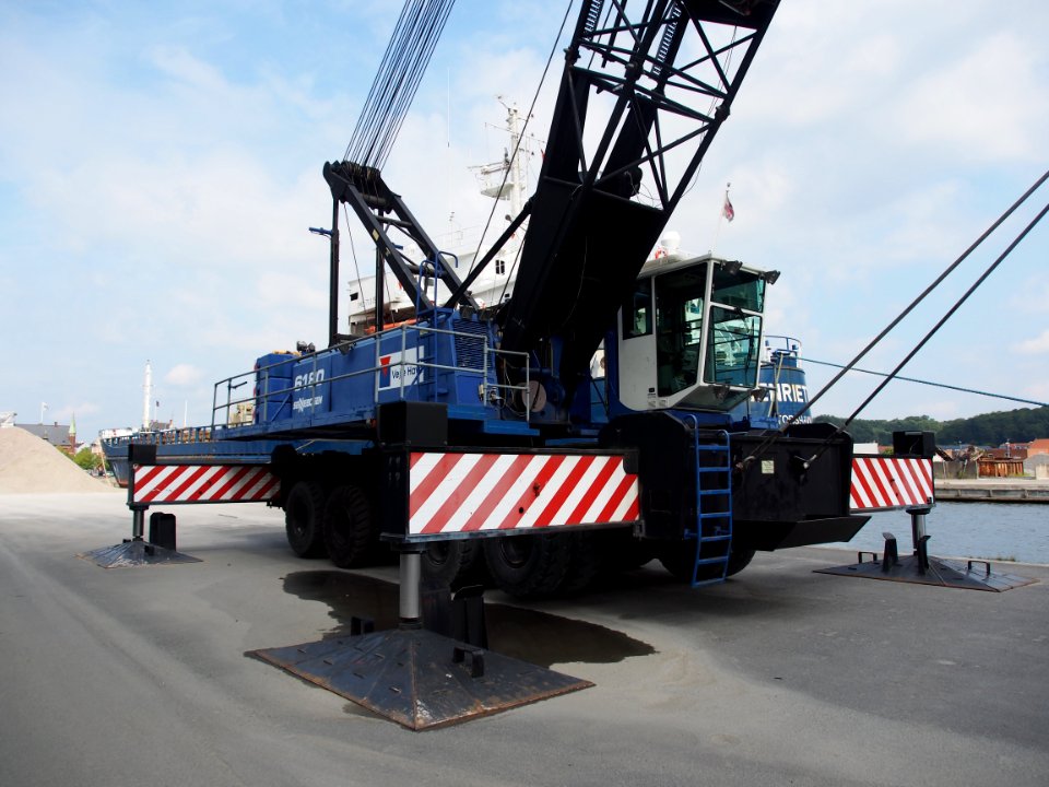 Sennebogen 6180 harbor crane at VEJLE habor, pic4