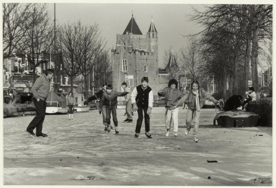 Schaatsende kinderen op de Herensingel bij de Amsterdamse Poort, ziende naar het noordoosten