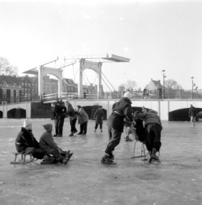 Schaatsenrijders binnen Amstel met magere brug, Bestanddeelnr 906-2793