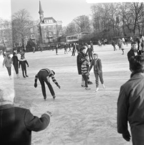 Schaatsen op tennisbanen aan de Kattenlaan te Amsterdam, Bestanddeelnr 914-6404