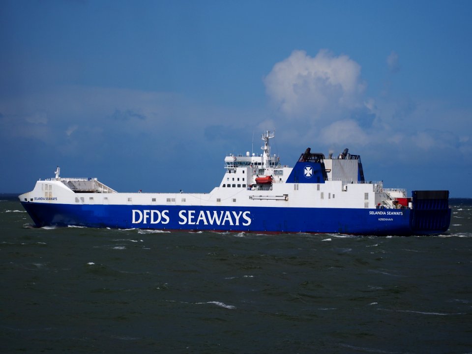 Selandia Seaways (ship, 1998) IMO 9157284 leaving Port of Rotterdam pic3