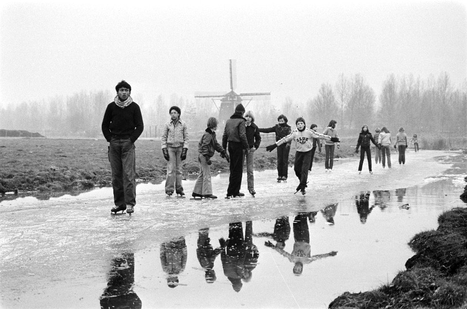 Schaatsen te Amsterdam-Osdorp, op achtergrond watermolen, genaamd De 1100 Roe, Bestanddeelnr 930-0575