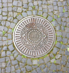 Schachtdeckel auf dem Stadtfriedhof Ricklingen 1