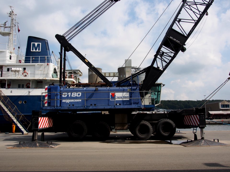 Sennebogen 6180 harbor crane at VEJLE habor, pic1