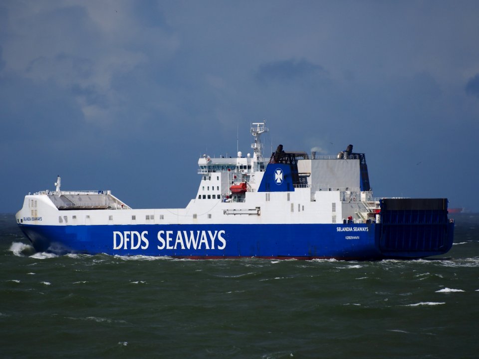 Selandia Seaways (ship, 1998) IMO 9157284 leaving Port of Rotterdam pic4