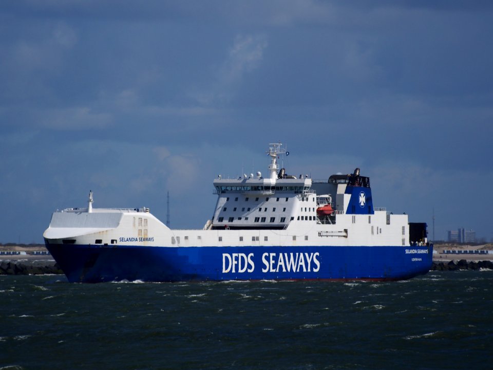 Selandia Seaways (ship, 1998) IMO 9157284 leaving Port of Rotterdam pic1