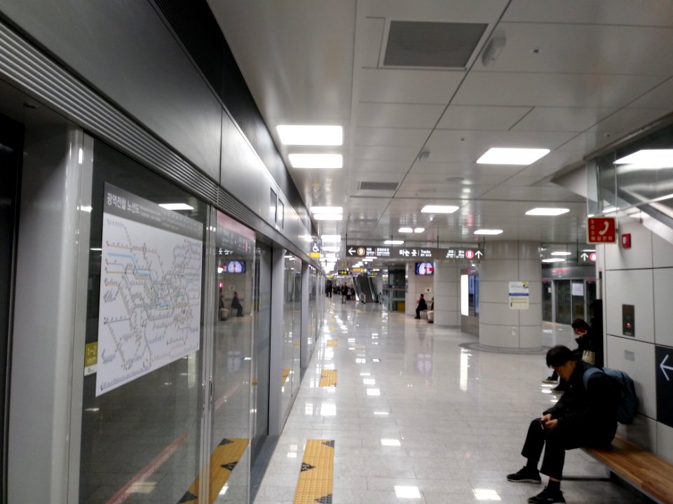 Seokchon Station Line 9 Platform 2