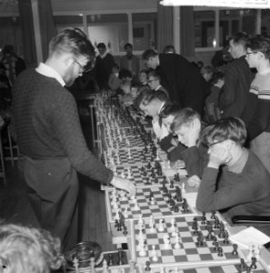 Schaaksimultaanseance in Amsterdam, de Deen Larsen in actie, Bestanddeelnr 911-8867