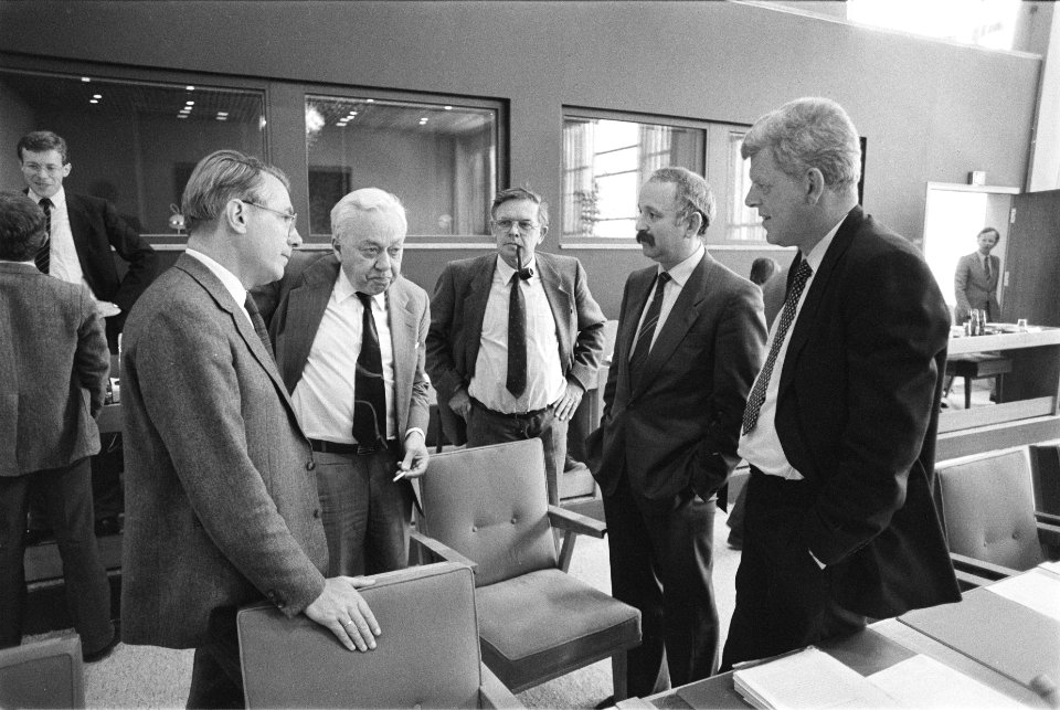 SER-vergadering v.l.n.r. de kroonleden Wolfson, Van de Beld , Schouten, Halbers, Bestanddeelnr 932-9477