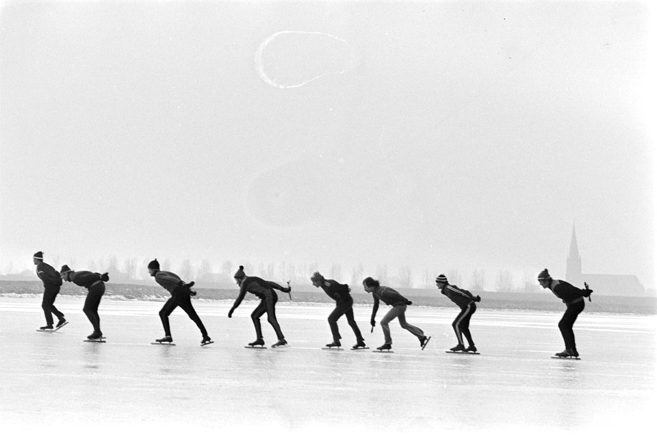 Schaatstoer op IJsselmeer (bij Andijk) lange rij toerrijders onderweg, Bestanddeelnr 929-5837