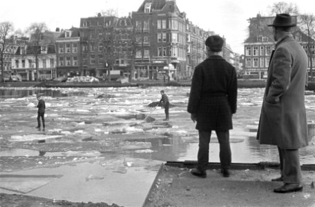 Schotsie springen, de jongens midden op de Amstel, Bestanddeelnr 914-9045
