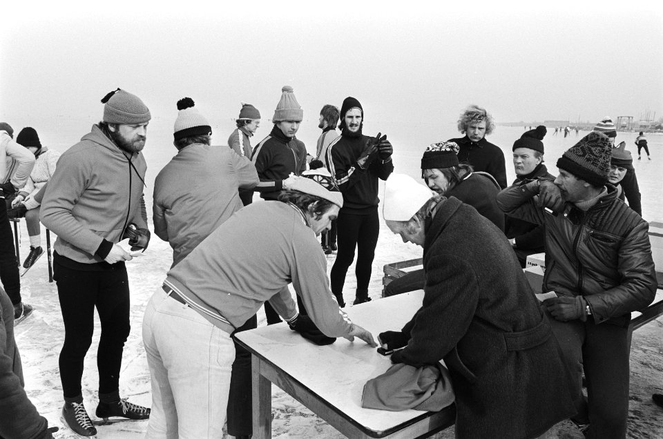 Schaatstoer op IJsselmeer (bij Andijk) drukte bij afstempelen, Bestanddeelnr 929-5835