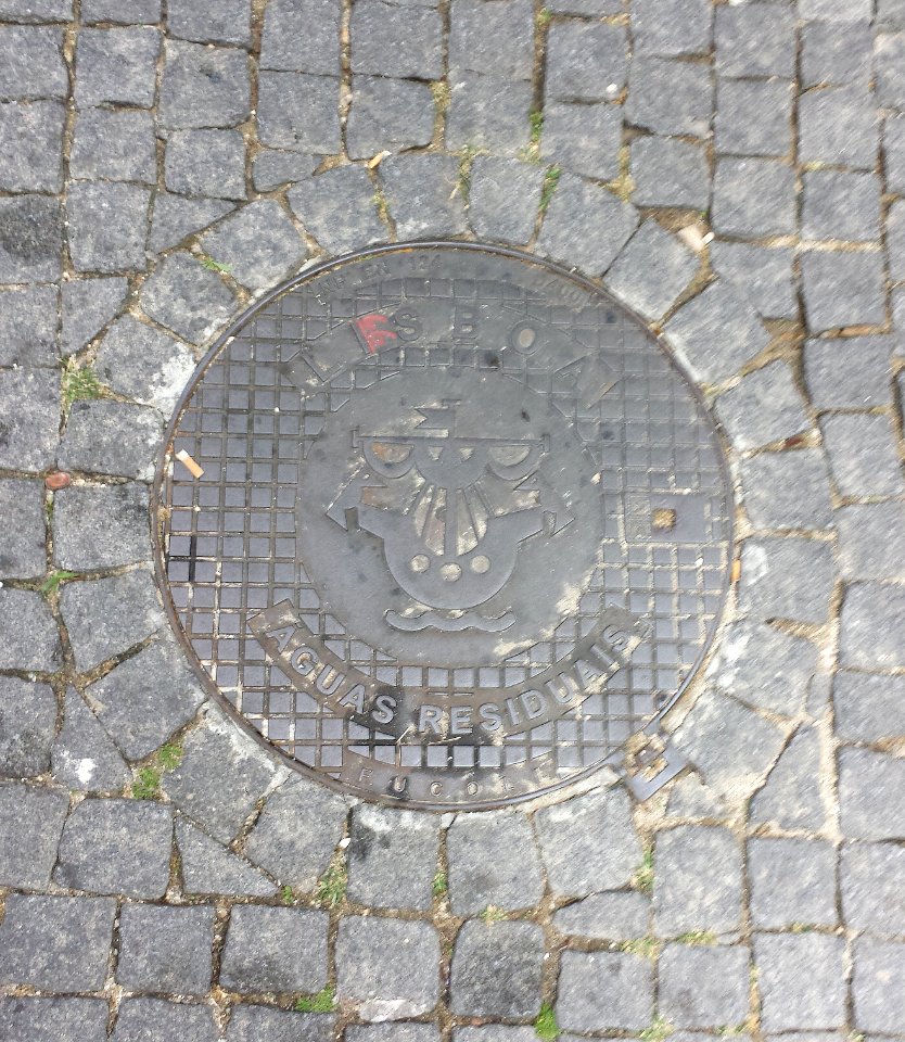 Schachtdeckel Lissabon 4