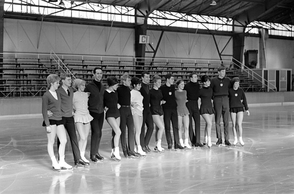 Schaatssterren naast elkaar op het ijs, Bestanddeelnr 918-3824