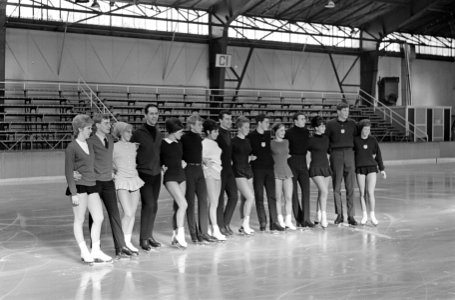 Schaatssterren naast elkaar op het ijs, Bestanddeelnr 918-3824