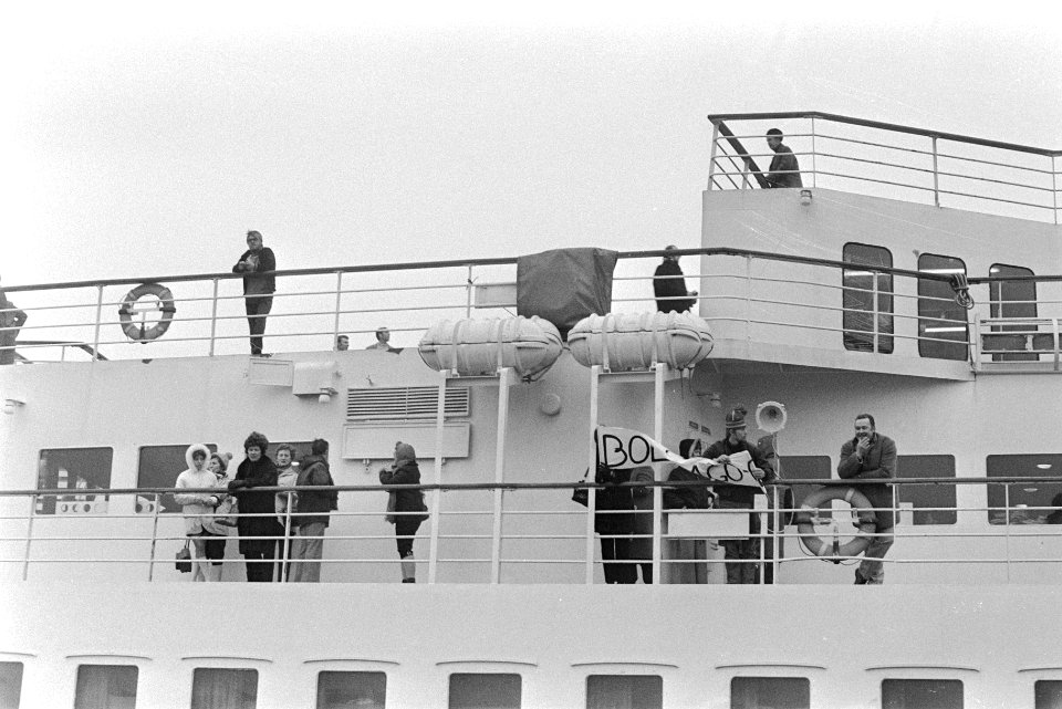 Schaatssupporters vertrekken met schip Tor Hollandia na Gothenburg, Amsterdam, Bestanddeelnr 924-2649