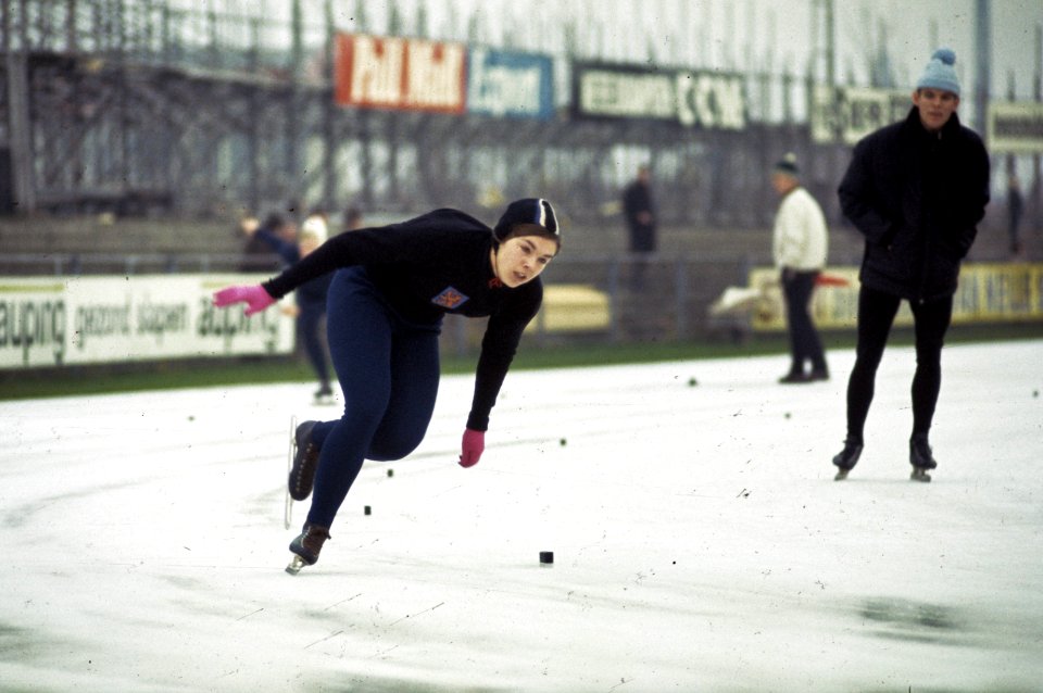 Schaatswedstrijden om de IJsselcup in Deventer. Elly van den Brom in aktie., Bestanddeelnr 254-8236