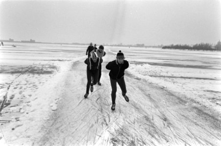 Schaatstocht over IJsselmeer tussen Hoorn en Warder. Schaatsers op de route, Bestanddeelnr 931-8824
