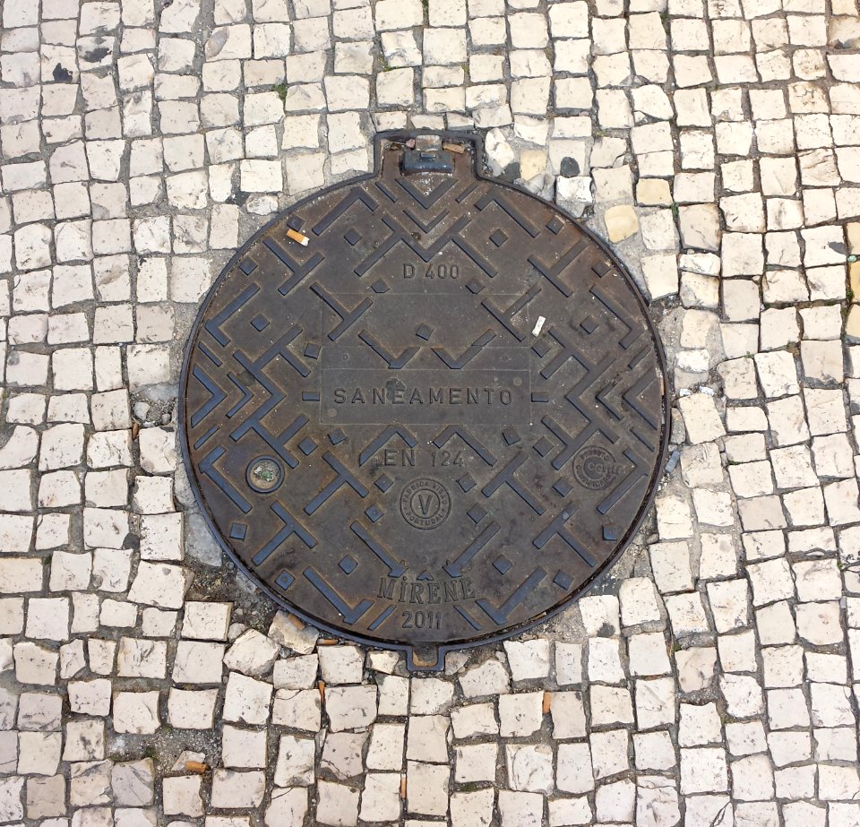 Schachtdeckel Lissabon 3