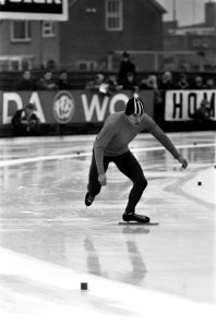 Schaatswedstrijden om de IJsselcup te Deventer. Kees Verkerk start (klauwt) op 1, Bestanddeelnr 923-0017