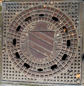 Schachtdeckel Landau-Isar 20090922
