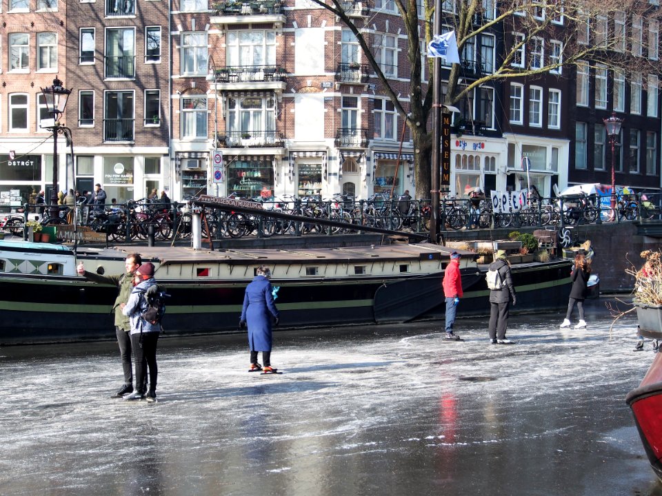 Schaatsen op de Prinsengracht in Amsterdam foto 1