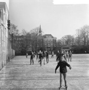 Schaatsen op tennisbanen aan de Kattenlaan te Amsterdam, Bestanddeelnr 914-6403