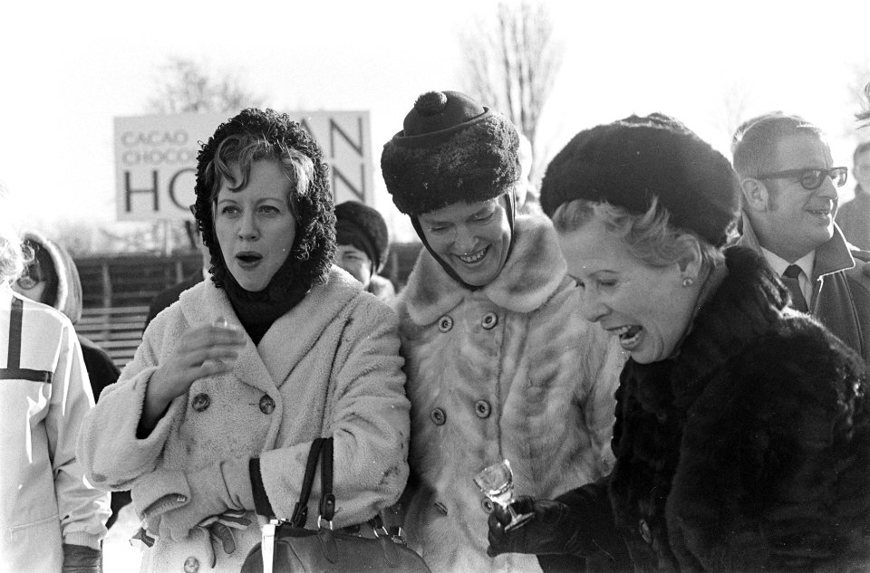 Schaatswedstrijden Nederland Comedie op Jaap Edenbaan. Merel Laseur, Ina van Faa, Bestanddeelnr 920-9725