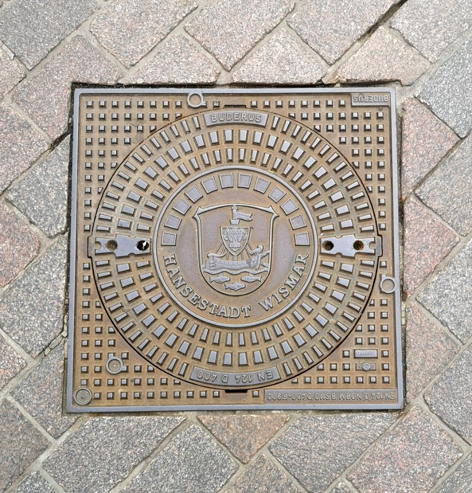 Schachtdeckel in der Hansestadt Wismar 3