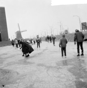 Schaatsen op de sloot langs de Haarlemmerweg, Bestanddeelnr 917-5083