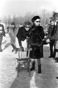 Schaatswedstrijden Nederland Comedie op Jaap Eden baan. Petra Laseur achter stoe, Bestanddeelnr 920-9727