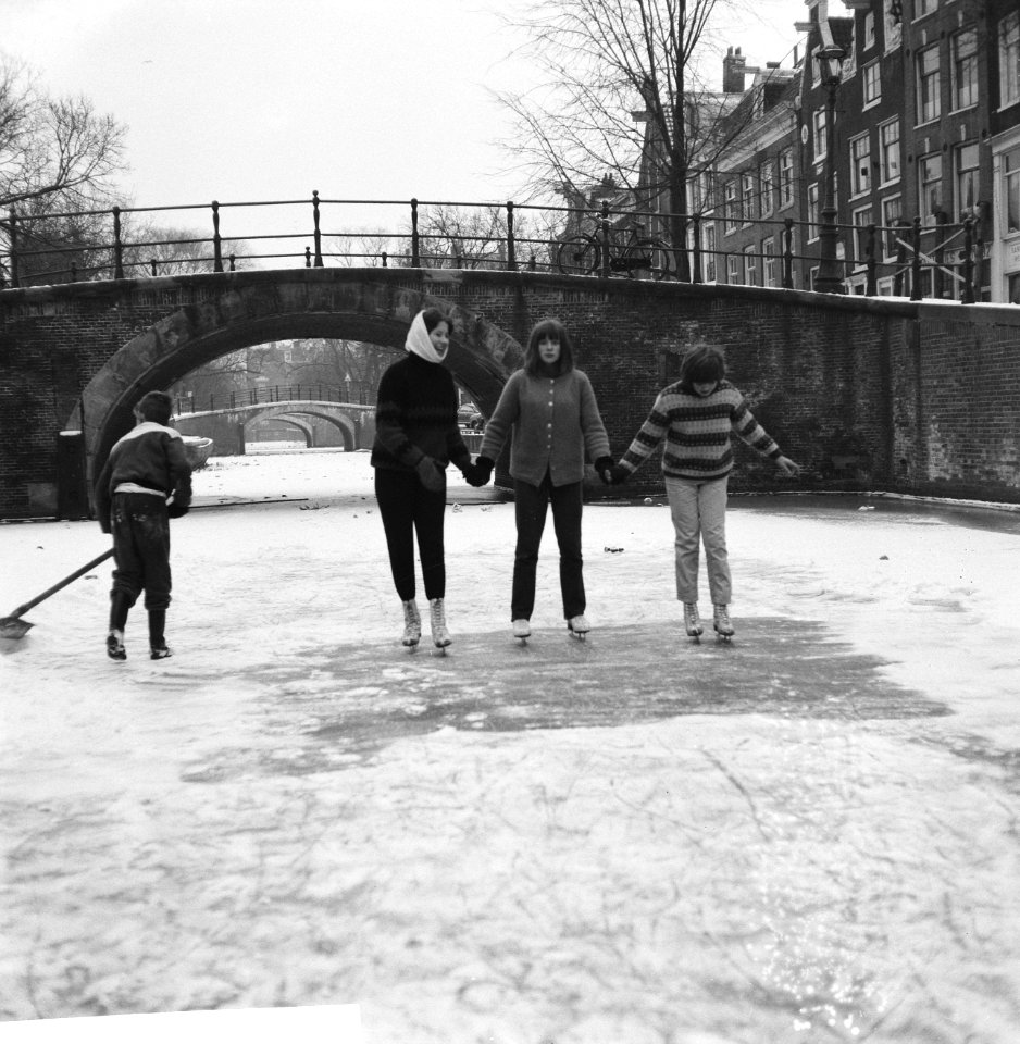 Schaatsen op de Amsterdamse grachten., Bestanddeelnr 918-6815