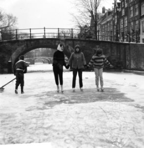 Schaatsen op de Amsterdamse grachten., Bestanddeelnr 918-6815