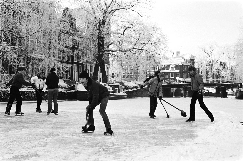Schaatsen op Amsterdamse grachten Brouwersgracht, Bestanddeelnr 930-0658
