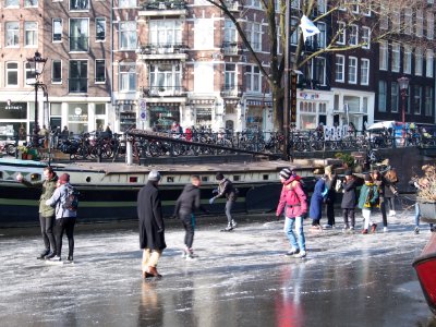 Schaatsen op de Prinsengracht in Amsterdam foto 3