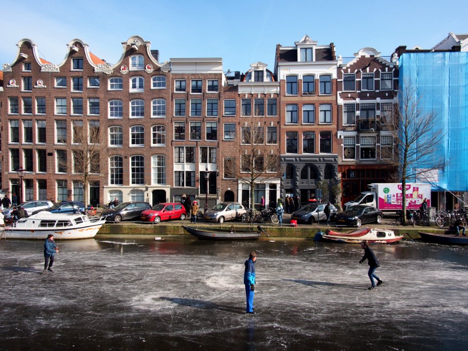 Schaatsen op de Prinsengracht in Amsterdam foto 9