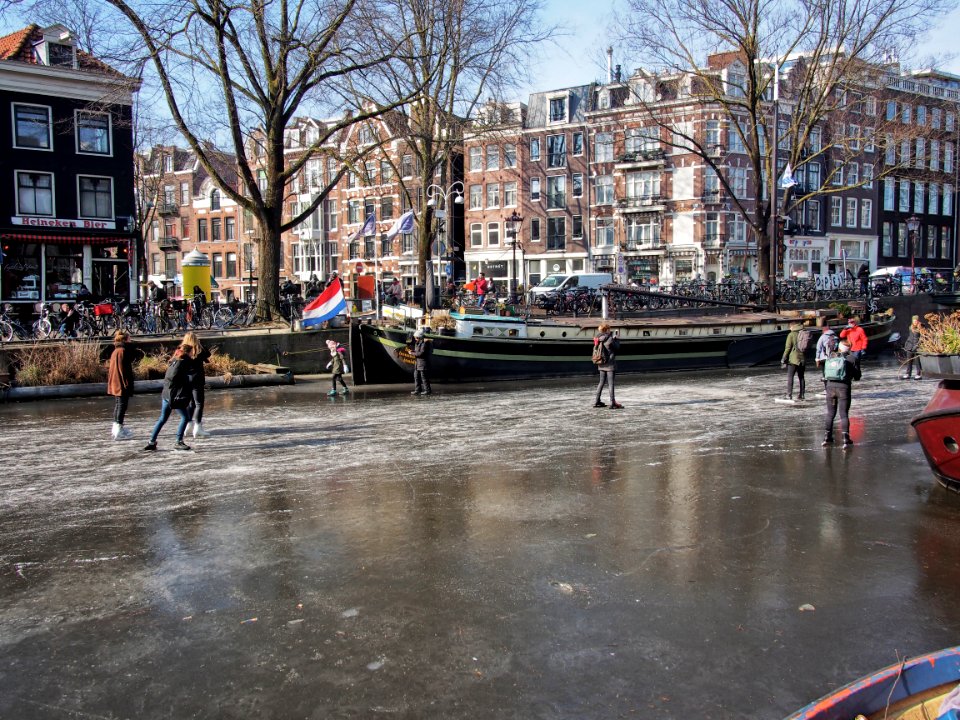 Schaatsen op de Prinsengracht in Amsterdam foto 5