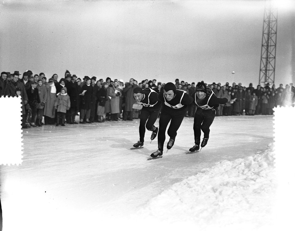 Schaatswedstrijd om grote prijs van Amsterdam Van de Berg voor Van de Oever (re, Bestanddeelnr 907-5992