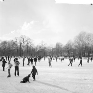 Schaatsen op de grote vijver in het Vondelpark, Bestanddeelnr 917-2756