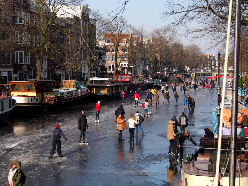 Schaatsen op de Prinsengracht in Amsterdam foto12